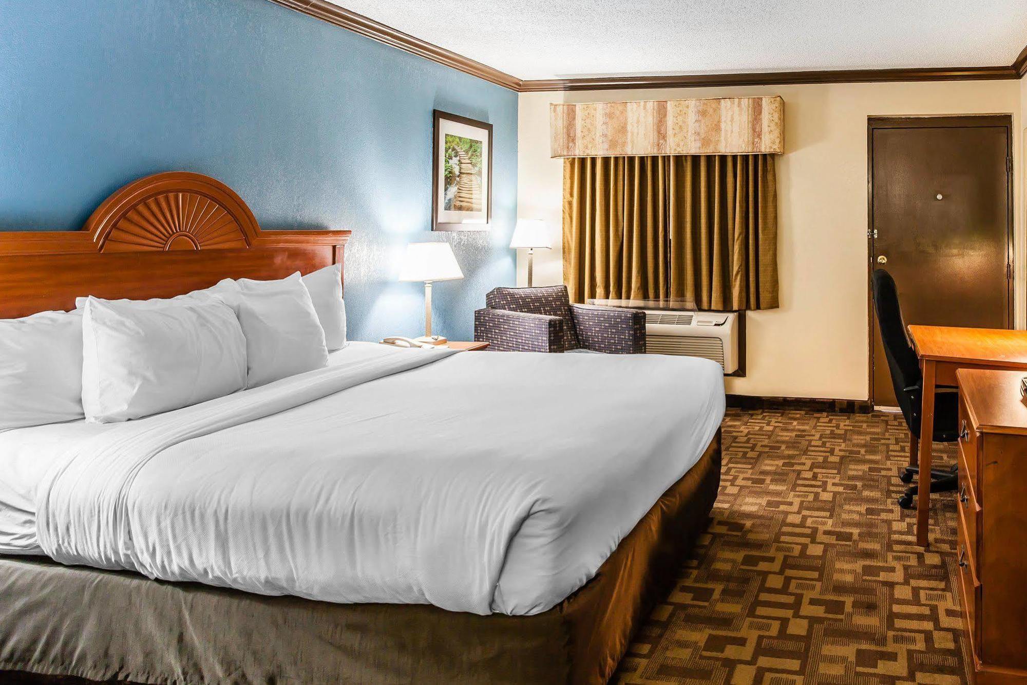 Comfort Inn & Suites Quakertown Exterior photo