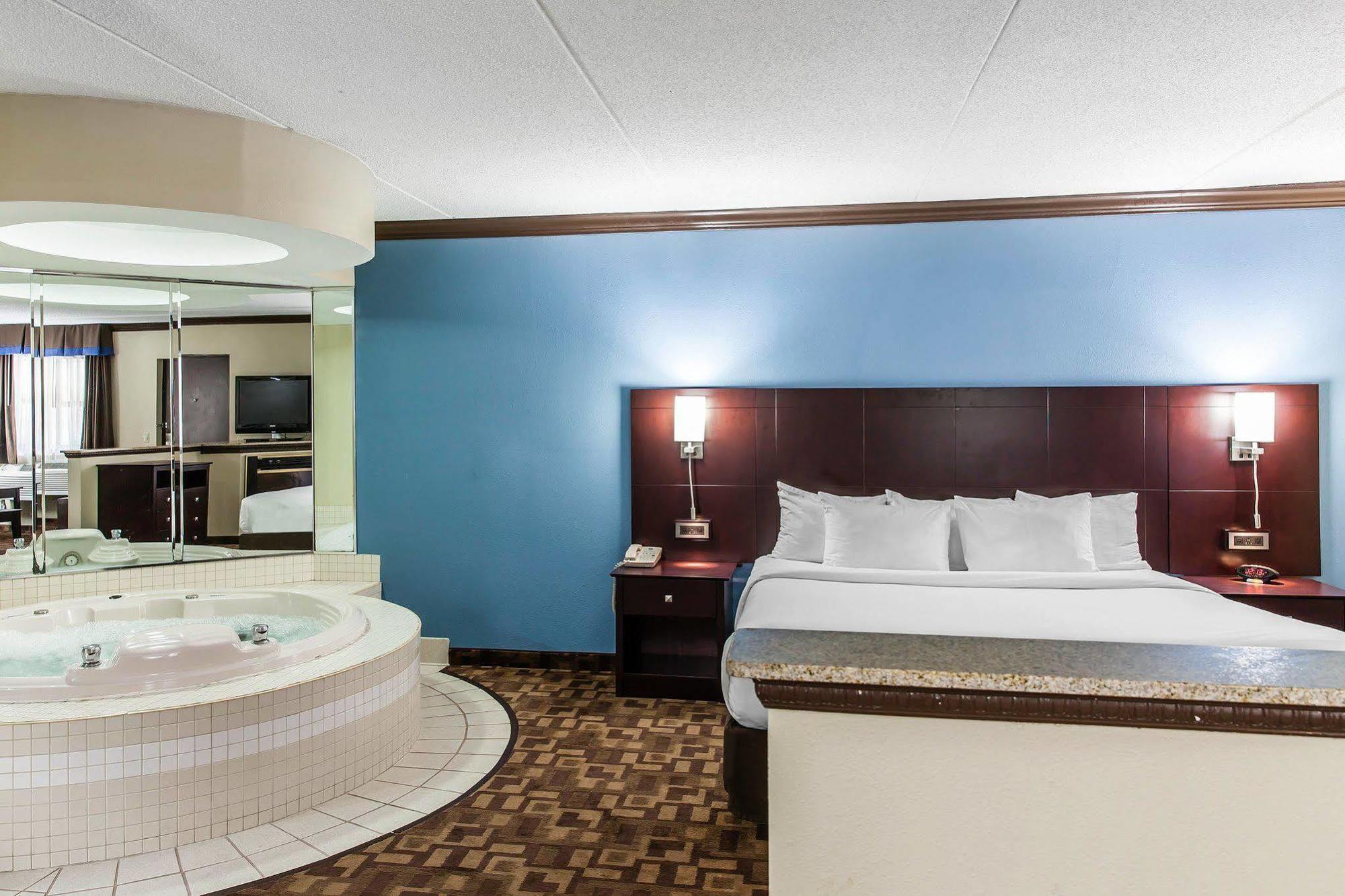 Comfort Inn & Suites Quakertown Exterior photo